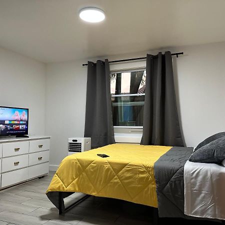 Serene Full Bed With 50 Inch Smart Tv, Netflix, Airplay, Mini-Fridge, And 500 Mbps Wifi Near Fiu, Dolphin Mall, Airport Miami Exterior photo