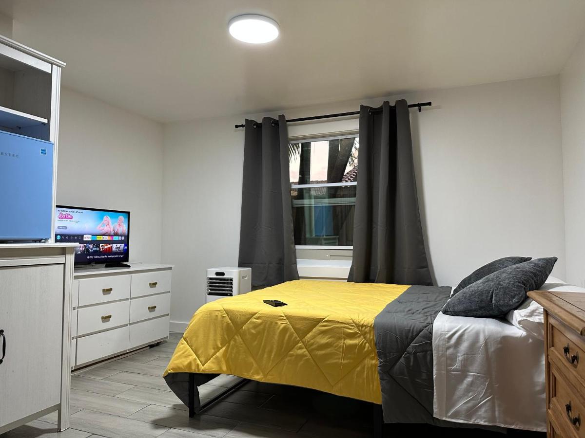 Serene Full Bed With 50 Inch Smart Tv, Netflix, Airplay, Mini-Fridge, And 500 Mbps Wifi Near Fiu, Dolphin Mall, Airport Miami Exterior photo